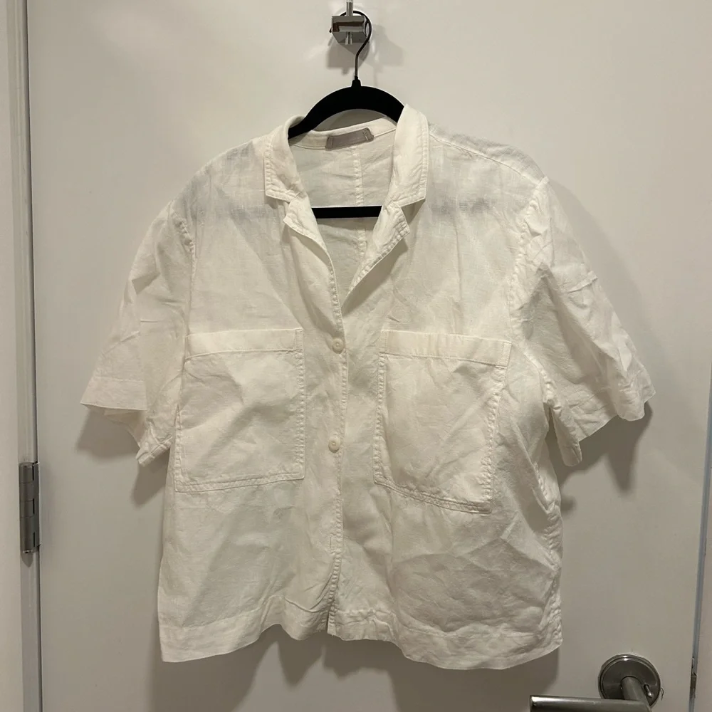 Everlane Linen Classic Short-Sleeve Button-Down Shirt in White - Picture 2 of 4